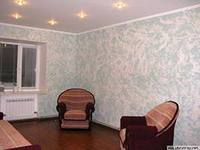 Потолок из пластиковых панелей.Отделка стен  жидкими обоями,на полу ламинат