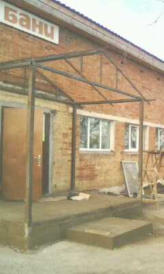 монтаж крыльца:фундамент и железный каркас.