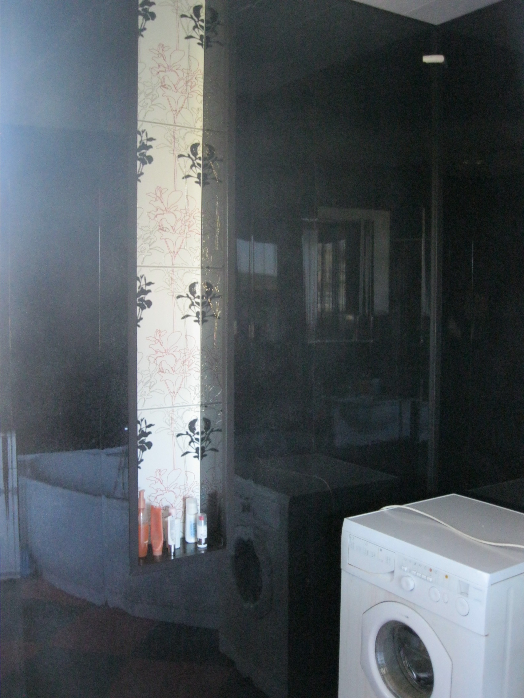 чёрные пластиковые панели и белая плитка чёрные пластиковые панели и белая плитка