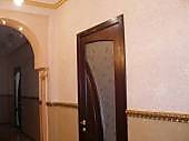 выравнивания стен гипсокартоном, отделка стен жидкими обоями,установка двери и арки